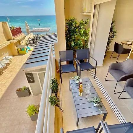 Magnificent 85m With Balconyin Front Of Sea *